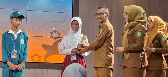 
 Nur Ain Natasya Raih Prestasi di Festival Literasi Kutai Timur #1 dengan Puisi “Beryanyilah Meski Dunia Diam