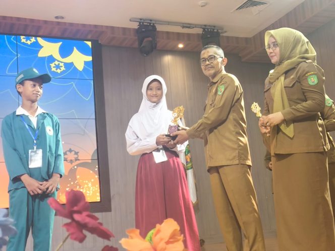 
 Nur Ain Natasya Raih Prestasi di Festival Literasi Kutai Timur #1 dengan Puisi “Beryanyilah Meski Dunia Diam